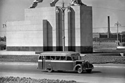 У Скульптуры «Рабочий и колхозница» (1940)