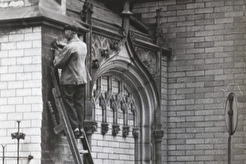 Verwijderen van het straatnaambord in de Mozes en Aäronstraat (1942)