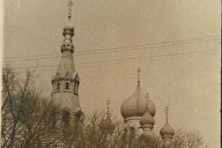 У церкви Святого Николая Чудотворца (1960)