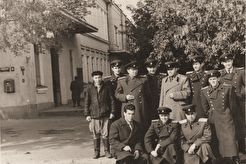 Куйбышев. Офицеры Пензенского артучилища возле Дома офицеров (1960)