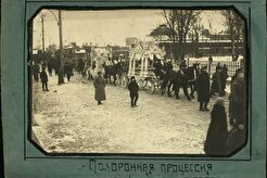 Похоронные катафалки у вокзала (1918)