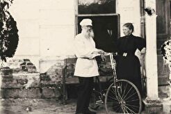 Л.Н. Толстой с велосипедом (1895)