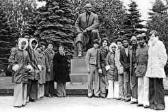У памятника Ленину в Кремле (1970)