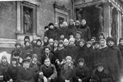 Школьники у Нового Эрмитажа (1930)