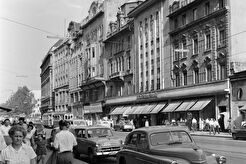 Kossuth Lajos utca az Astoria kereszteződés felé nézve, jobbra az Úttörő Áruház (1960)
