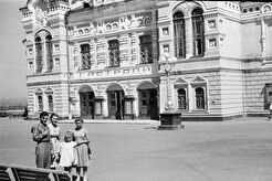 У драматического театра (1960)