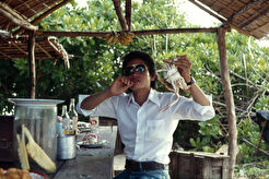 Guest of the "Mr. John’s Restaurant" with crab (1976)