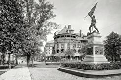 DeSoto Hotel and Jasper monument, Madison Square, Savannah, Georgia (1909)