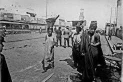 Casablanca. Femmes de tirailleurs sénégalais, passants et officiers français près de la tour de l'horloge (1913)