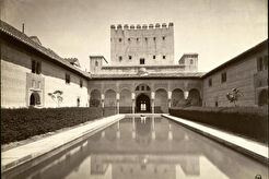 Granada. Vista general del patio de los arrayanes y de la torre de comares (1870)