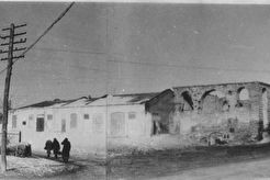 Вид на разрушенное здание Гостиного двора и Ленинский сквер (1944)