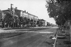 Вид на перекресток у ЦУМа. Здание бывшего губернского детского приюта (1960)