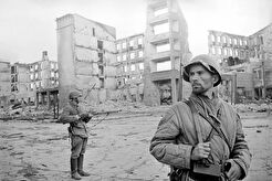Сталинград. Советские бойцы на Площади павших борцов (1942)