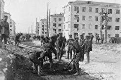 Красноармейцы на субботнике по благоустройству дорог в соцгороде (1930)