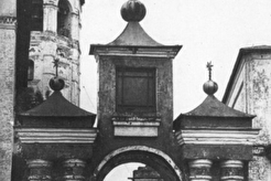 Святые ворота в ограде Воскресенской и Казанской церквей (1900)