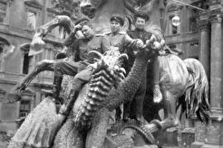 Офицеры Красной Армии в Берлине фотографируются на памятнике (1945)