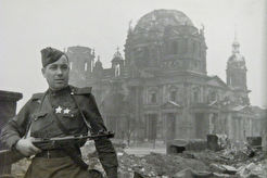 На фоне Берлинского кафедрального собора (1945)