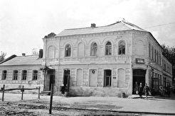 Жилой дом с магазином на углу улиц Ленина и Воровского (1960)