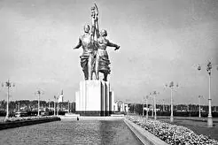 Скульптурная группа «Рабочий и колхозница» (1940)