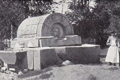 Фонтан в Среднерогатской колонии (1900)