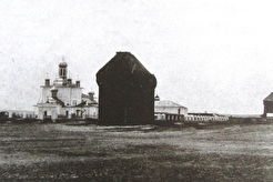 Башня острога на фоне Троицкого собора (1880)