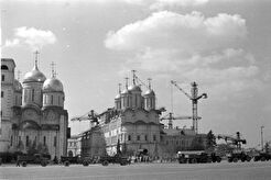 Ивановская площадь. Башенные краны на строительстве Кремлёвского дворца съездов (1960)