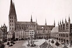 Marktplatz mit Rathaus und Marienkirche (1880)