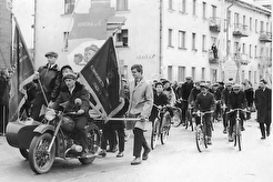 Мыски. Колонна школы № 4 на первомайской демонстрации (1966)