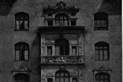 Kapuzinerplatz Wohnhaus zum Thomasbräu Erker (1900)