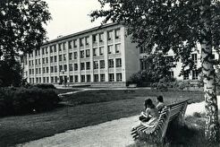 Возле главного корпуса НГУ (1962)