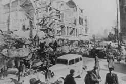 Советские САУ ИСУ-152 и автомобили у разрушенных зданий во взятом Кёнигсберге (1945)