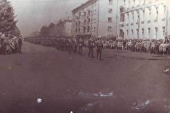 Парад в городе Мыски, ул. Советская (1965)