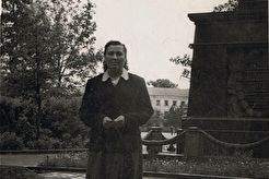 У памятника жертвам белогвардейского мятежа (1960)