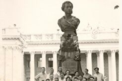 У памятника А. С. Пушкину (1960)