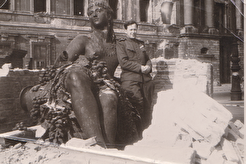 Старшина Наум Хрущев и фрагмент Дворцового фонтана. Берлин (1945)