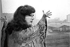 А. Пугачёва у окна в г-це "Космос" (1979)