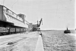 Entrepôts des phosphates chérifiens dans le port de Casablanca (1921)
