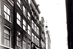 Nieuwendijk 233-237. Gezien naar Dam (1941)