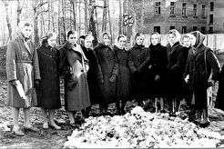 Во дворе школы №4. Первомайская клумба (1960)