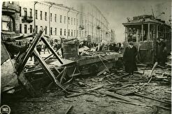 Разрушенный фугасной бомбой трамвай на площади имени Нахимсона (1941)