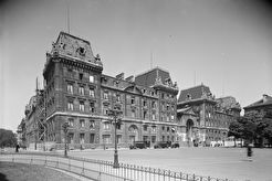 L'Ancienne Caserne de la Cité; Préfecture de la Police (1941)