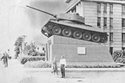 Танк Т-34 на постаменте около Окружного дома офицеров (1960)