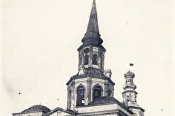 Свердловск. Екатерининский собор с флагами. Перед взрывом (1930)