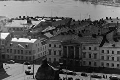 Näköala Tuomiokirkon tornista kaakkoon. Aleksanterinkatu 18-14, 24-20 (1960)