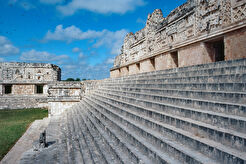 Edificio y escalera Norte, Cuadrilátero de Monjas, Uxmal (1983)