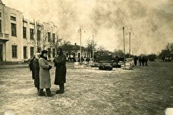 В освобожденном от немцев городе Сальске (1943)