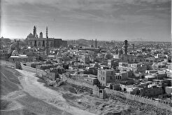 Panorama with the Sultan Hassan Mosque and the pyramids in the background (1908)