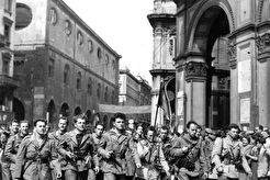 Partigiani sfilano in Piazza del Duomo (1945)