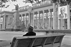 Мужчина сидит на скамейке перед Домом Правительства на Красной площади (1960)
