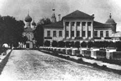 Углич. Вид на Кремль с Успенской площади (1900)